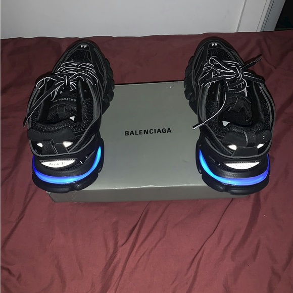 Balenciaga Led Track Charger and box included - Picture 2 of 6